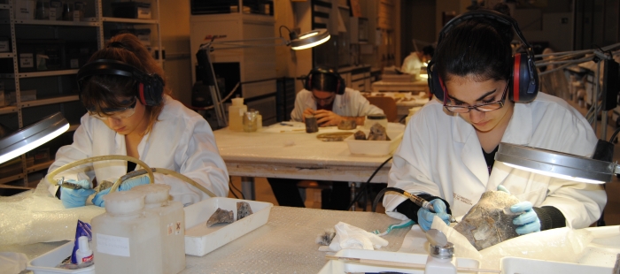Jóvenes trabajando en el Trabajo en laboratorio de la Escuela Taller de Restauración Paleontológica 1 GoAragón ConoceAragón formación