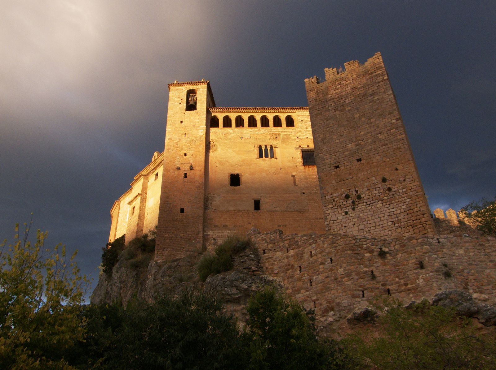 Castillo y colegiata de la villa de Alquézar. Castillos en Aragón. Castillos medievales en Aragón. Conoce Aragón GoAragon