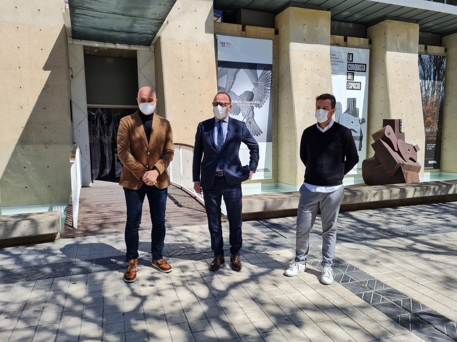 El consejero de Educación, Cultura y Deporte del Gobierno de Aragón, Felipe Faci, acompañado por el director general de Cultura, Víctor Lucea Museo Pablo Serrano aniversario 2021