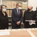 Felipe Faci, consejero del Gobierno de Aragón recibe los bienes en el Museo Diocesano de Barbastro