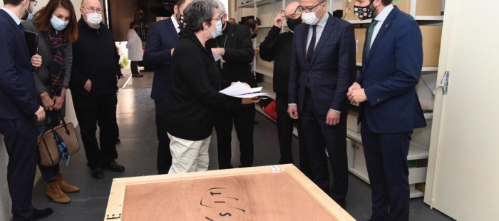 Felipe Faci, consejero del Gobierno de Aragón recibe los bienes en el Museo Diocesano de Barbastro
