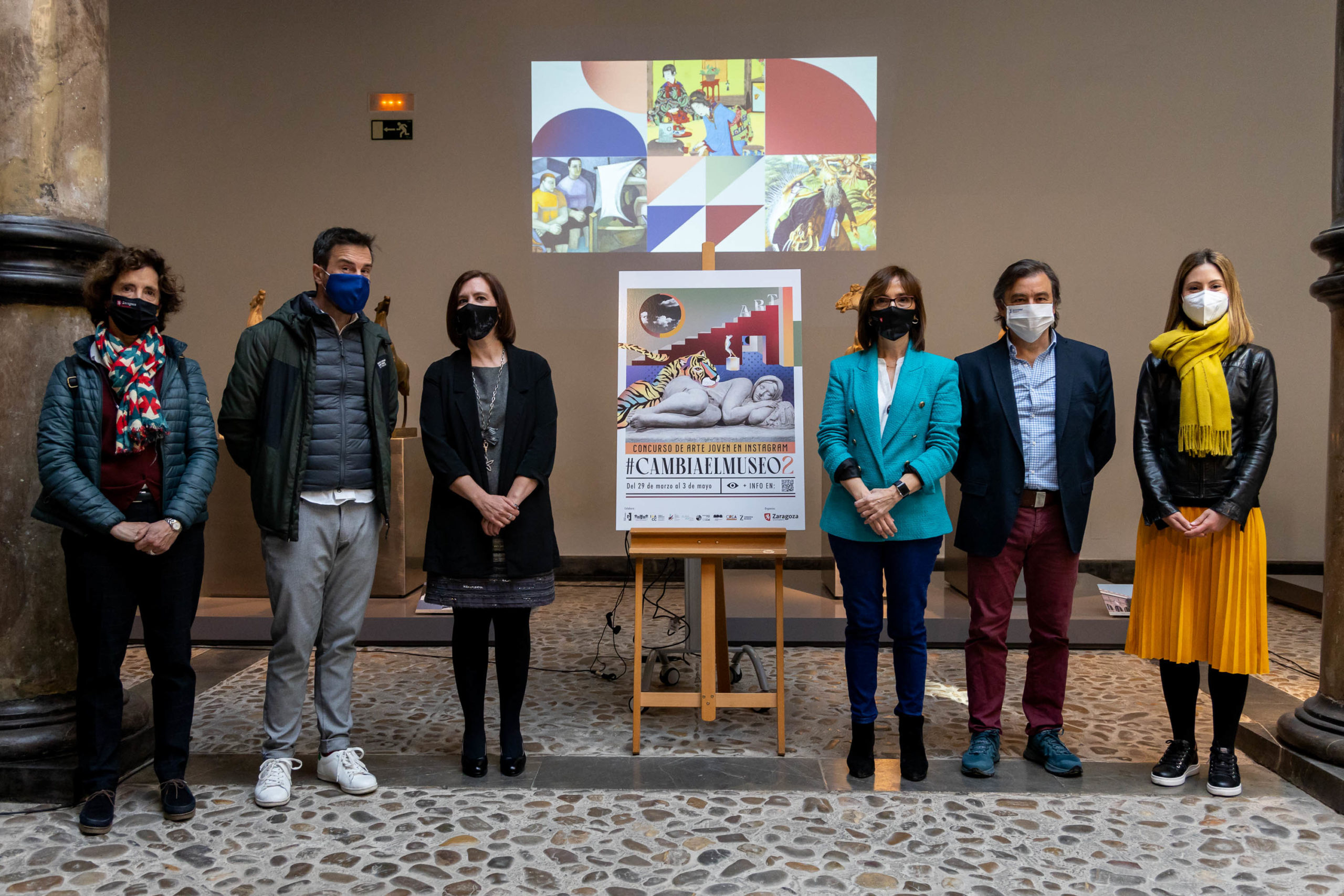 La vicealcaldesa y consejera de Cultura y Proyección Exterior, Sara Fernández, junto con la concejal-delegada de Juventud, María Antoñanzas, presentan la nueva edición del concurso #cambiaelmuseo. Están también presentes los tres artistas locales que han realizado su propia versión de las obras fuera de concurso para animar a la participación.