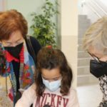 La familia de Katia Acín dona dos grabados de la artista al colegio de Binéfar que lleva su nombre
