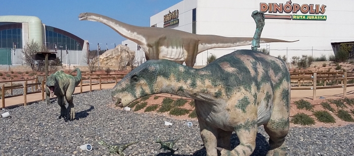 Reconstrucción de Iguanodon galvensis en Tierra Magna de Dinópolis. GoAragón Turismo. Ciencia