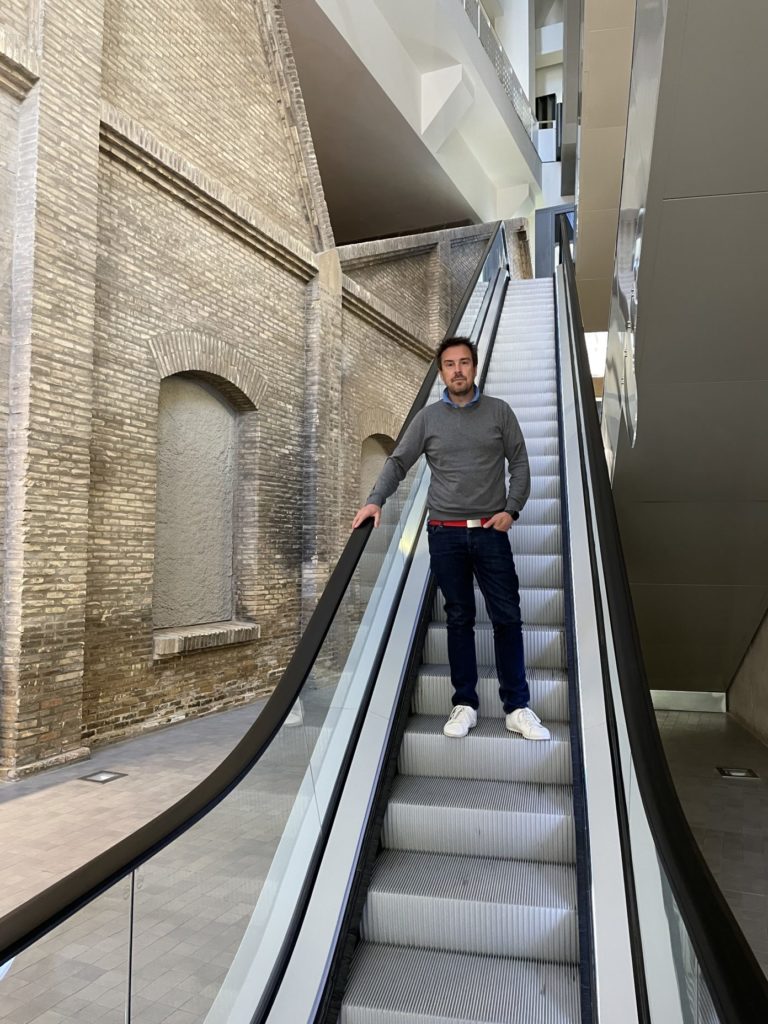 Julio Ramón between the modern and historical architecture of the IAACC Pablo Serrano.
